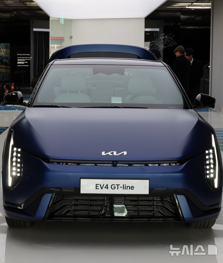[서울=뉴시스] 이영환 기자 = 26일 오후 서울 성동구 기아 언플러그드 그라운드에 준중형 전기 세단 EV4 GT-line이 전시되어 있다. 2025.02.27. 20hwan@newsis.com