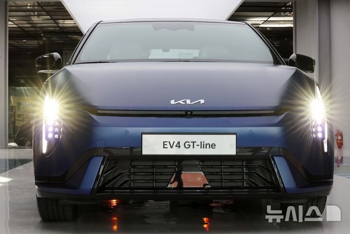 [서울=뉴시스] 이영환 기자 = 26일 오후 서울 성동구 기아 언플러그드 그라운드에 준중형 전기 세단 EV4 GT-line이 전시되어 있다. 2025.02.27. 20hwan@newsis.com