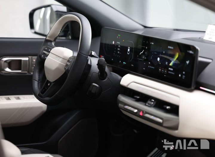 [서울=뉴시스] 이영환 기자 = 26일 오후 서울 성동구 기아 언플러그드 그라운드에 준중형 전기 세단 EV4 GT-line이 전시되어 있다. 2025.02.27. 20hwan@newsis.com