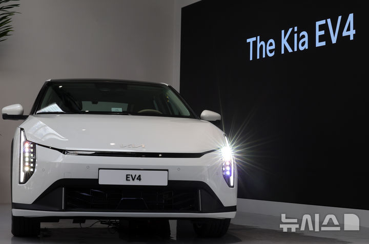 [서울=뉴시스] 이영환 기자 = 26일 오후 서울 성동구 기아 언플러그드 그라운드에 준중형 전기 세단 EV4가 전시되어 있다. 2025.02.27. 20hwan@newsis.com