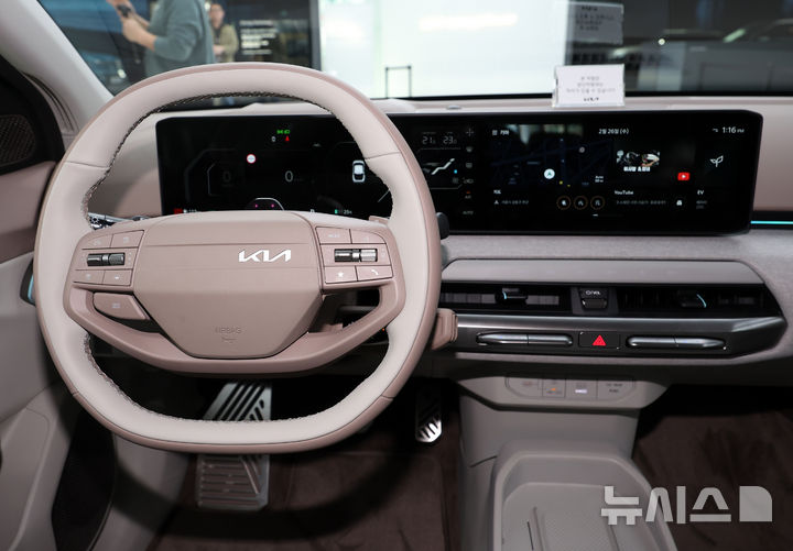 [서울=뉴시스] 이영환 기자 = 26일 오후 서울 성동구 기아 언플러그드 그라운드에 준중형 전기 세단 EV4가 전시되어 있다. 2025.02.27. 20hwan@newsis.com