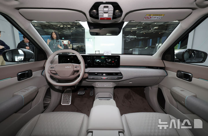 [서울=뉴시스] 이영환 기자 = 26일 오후 서울 성동구 기아 언플러그드 그라운드에 준중형 전기 세단 EV4가 전시되어 있다. 2025.02.27. 20hwan@newsis.com