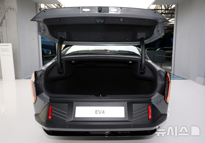 [서울=뉴시스] 이영환 기자 = 26일 오후 서울 성동구 기아 언플러그드 그라운드에 준중형 전기 세단 EV4가 전시되어 있다. 2025.02.27. 20hwan@newsis.com