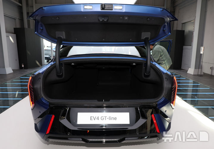 [서울=뉴시스] 이영환 기자 = 26일 오후 서울 성동구 기아 언플러그드 그라운드에 준중형 전기 세단 EV4 GT-line이 전시되어 있다. 2025.02.27. 20hwan@newsis.com