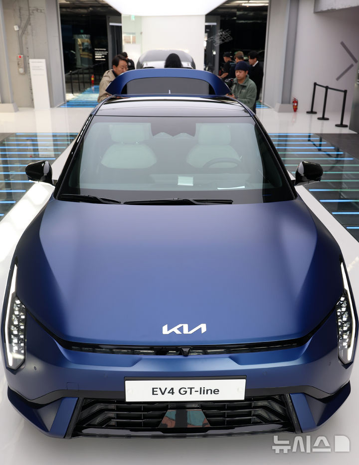 [서울=뉴시스] 이영환 기자 = 26일 오후 서울 성동구 기아 언플러그드 그라운드에 준중형 전기 세단 EV4 GT-line이 전시되어 있다. 2025.02.27. 20hwan@newsis.com