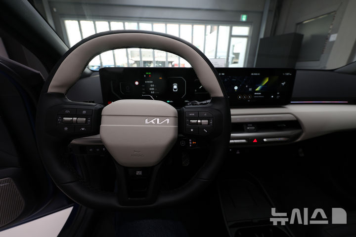 [서울=뉴시스] 이영환 기자 = 26일 오후 서울 성동구 기아 언플러그드 그라운드에 준중형 전기 세단 EV4 GT-line이 전시되어 있다. 2025.02.27. 20hwan@newsis.com