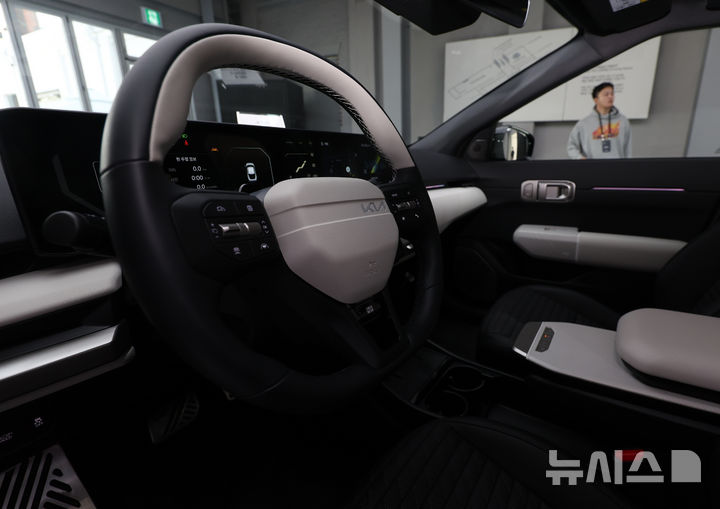 [서울=뉴시스] 이영환 기자 = 26일 오후 서울 성동구 기아 언플러그드 그라운드에 준중형 전기 세단 EV4 GT-line이 전시되어 있다. 2025.02.27. 20hwan@newsis.com