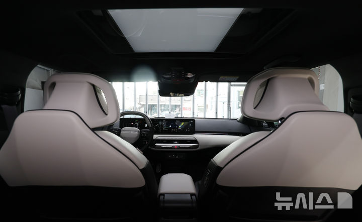 [서울=뉴시스] 이영환 기자 = 26일 오후 서울 성동구 기아 언플러그드 그라운드에 준중형 전기 세단 EV4 GT-line이 전시되어 있다. 2025.02.27. 20hwan@newsis.com