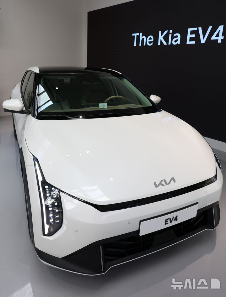 [서울=뉴시스] 이영환 기자 = 26일 오후 서울 성동구 기아 언플러그드 그라운드에 준중형 전기 세단 EV4가 전시되어 있다. 2025.02.27. 20hwan@newsis.com