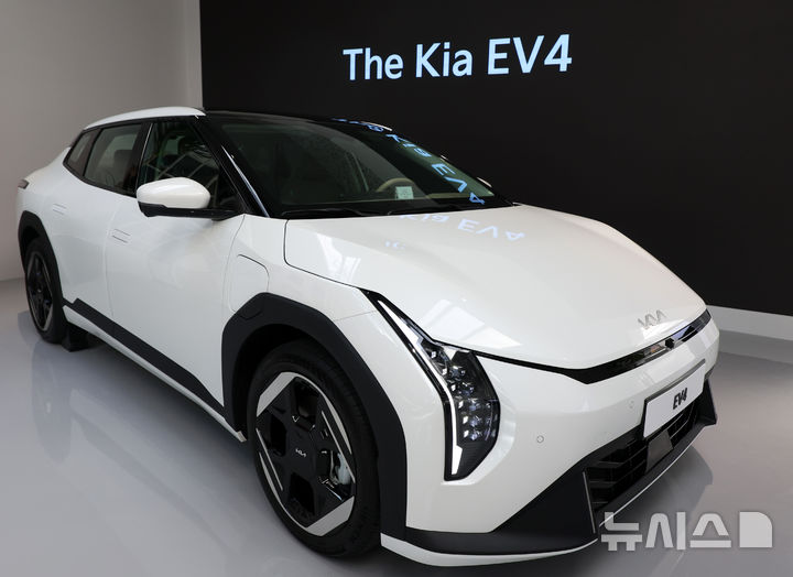 [서울=뉴시스] 이영환 기자 = 26일 오후 서울 성동구 기아 언플러그드 그라운드에 준중형 전기 세단 EV4가 전시되어 있다. 2025.02.27. 20hwan@newsis.com