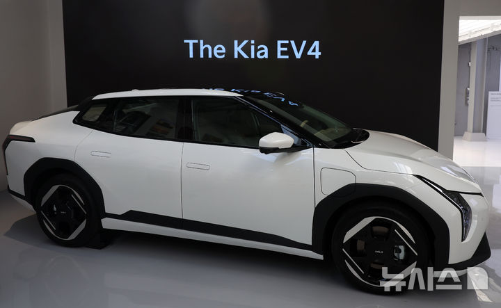 [서울=뉴시스] 이영환 기자 = 26일 오후 서울 성동구 기아 언플러그드 그라운드에 준중형 전기 세단 EV4가 전시되어 있다. 2025.02.27. 20hwan@newsis.com