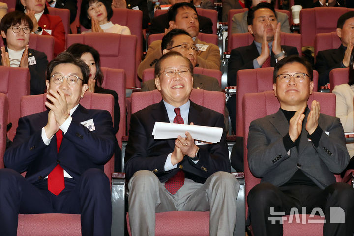 [천안=뉴시스] 조성우 기자 = 권영세(가운데) 국민의힘 비상대책위원장과 권성동(왼쪽) 원내대표가 26일 충남 천안시 동남구 재능교육연수원에서 열린 충청·호남권 광역·기초의원 연수에 참석해 박수치고 있다. 2025.02.26. xconfind@newsis.com