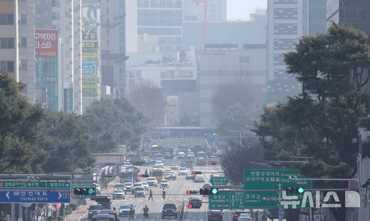 [대구=뉴시스] 이무열 기자 = 대구지역 초미세먼지 농도가 ‘나쁨’ 수준을 보인 26일 대구 북구 산격동에서 바라본 도심이 뿌옇게 보이고 있다. 2025.02.26. lmy@newsis.com
