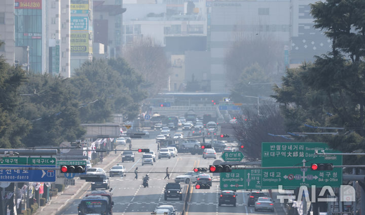 [대구=뉴시스] 이무열 기자 = 대구지역 초미세먼지 농도가 ‘나쁨’ 수준을 보인 26일 대구 북구 산격동에서 바라본 도심이 뿌옇게 보이고 있다. 2025.02.26. lmy@newsis.com