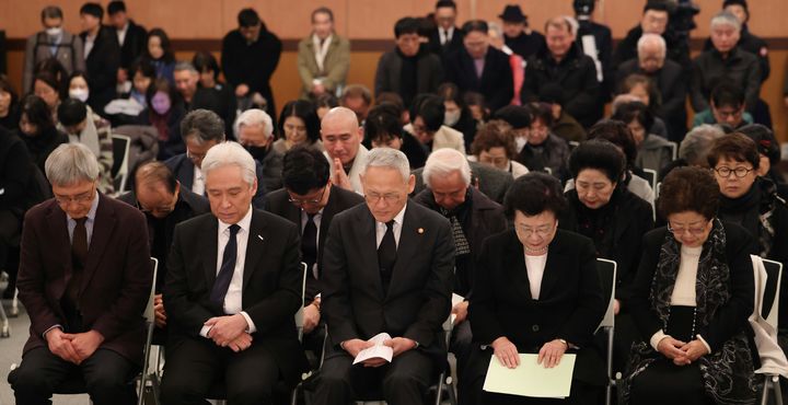 [서울=뉴시스] 유인촌 문화체육관광부 장관이 26일 서울 서초구 국립중앙도서관 국제회의장에서 열린 이어령 초대 문화부장관 3주기 추모식에 참석해 묵념을 하고 있다. (사진=문화체육관광부 제공) 2025.02.26. photo@newsis.com *재판매 및 DB 금지