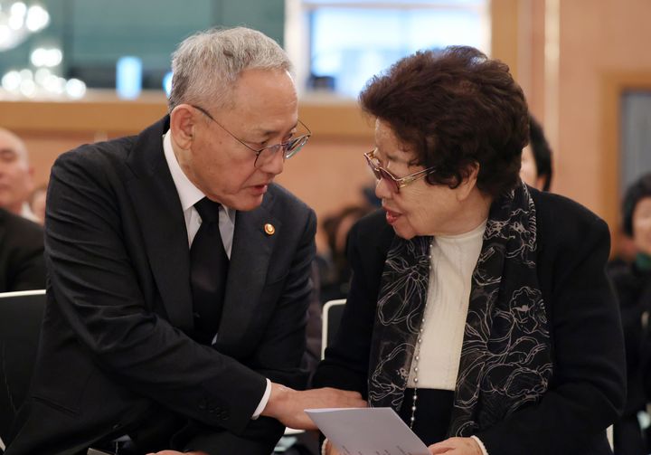 [서울=뉴시스] 유인촌 문화체육관광부 장관이 26일 서울 서초구 국립중앙도서관 국제회의장에서 열린 이어령 초대 문화부장관 3주기 추모식에 참석해 이 전 장관의 배우자인 강인숙 영인문학관장과 이야기를 나누고 있다. (사진=문화체육관광부 제공) 2025.02.26. photo@newsis.com *재판매 및 DB 금지