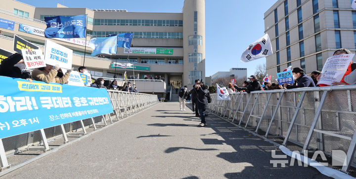 [인천=뉴시스] 전진환 기자 = 26일 오후 인천미추홀구 인하대학교에서 윤석열 대통령 탄핵 반대 측과 탄핵 찬성 측 지지자들이 피켓을 들고 마주하고 있다. 2025.02.26. amin2@newsis.com