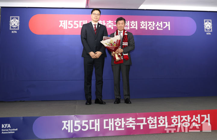 [서울=뉴시스] 김명년 기자 = 정몽규(오른쪽) 대한축구협회장이 26일 오후 서울 종로구 축구회관에서 열린 제55대 대한축구협회장 선거에서 당선 후 기념촬영 하고 있다. 2025.02.26. kmn@newsis.com