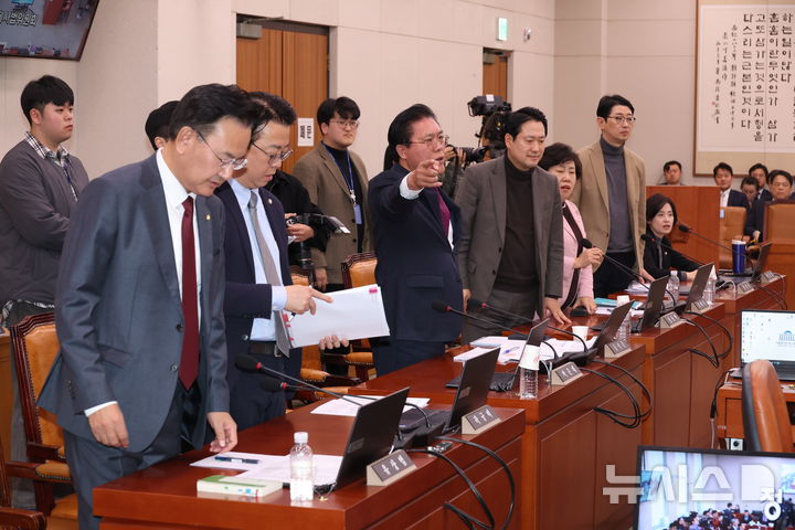 [서울=뉴시스] 고승민 기자 = 국민의힘 유상범 법사위 간사와 위원들이 26일 서울 여의도 국회에서 열린 법제사법위원회 전체회의에서 의사진행 발언 관련 정청래 법사위원장 및 야당 의원들에게 항의하고 있다. 2025.02.26. kkssmm99@newsis.com