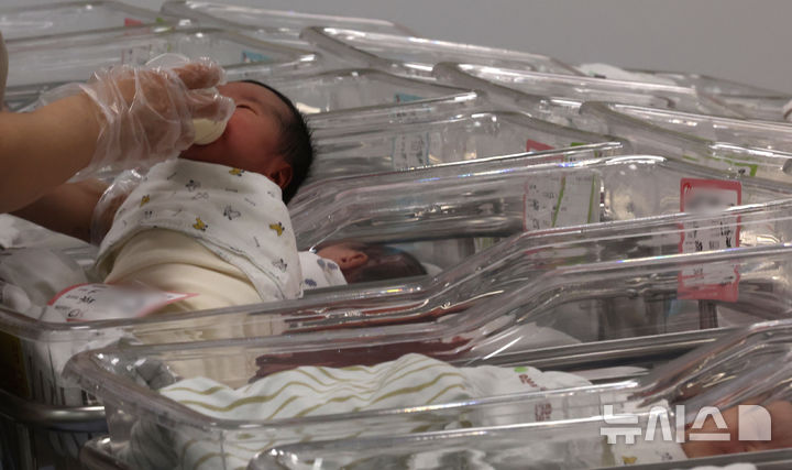 [인천=뉴시스] 전진환 기자 = 사진은 지난 2월 26일 인천 미추홀구 아인병원 신생아실에서 간호사가 신생아들을 돌보고 있는 모습. 2025.02.26. amin2@newsis.com