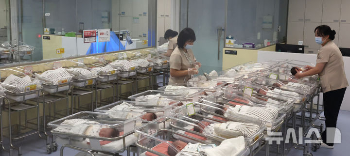 [인천=뉴시스] 전진환 기자 = 인천 미추홀구 아인병원 신생아실에서 간호사들이 신생아들을 돌보고 있다. 2025.02.26. amin2@newsis.com