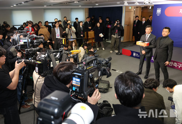 [서울=뉴시스] 김명년 기자 = 정몽규 대한축구협회장이 26일 오후 서울 종로구 축구회관에서 열린 제55대 대한축구협회장 선거에서 당선 후 소감을 밝히고 있다. 2025.02.26. kmn@newsis.com