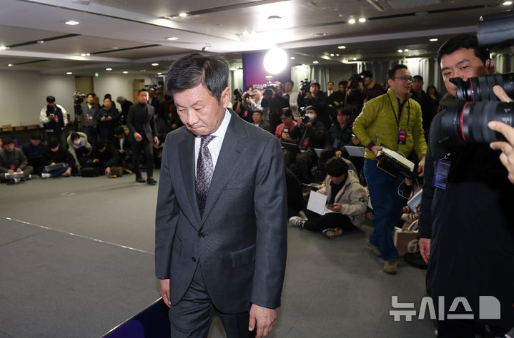 [서울=뉴시스] 김명년 기자 = 정몽규 대한축구협회장이 26일 오후 서울 종로구 축구회관에서 열린 제55대 대한축구협회장 선거에서 당선 후 인터뷰를 마친 뒤 이동하고 있다. 2025.02.26. kmn@newsis.com