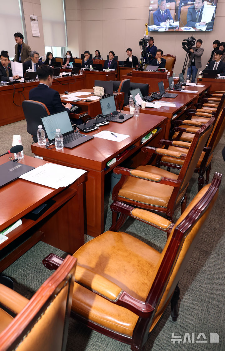 [서울=뉴시스] 고승민 기자 = 26일 서울 여의도 국회에서 열린 법제사법위원회 전체회의에서 정청래 법사위원장 명태균 특검법을 상정하고 있다. 국민의힘 의원들은 의사진행 등에 반발해 퇴장했다. 2025.02.26. kkssmm99@newsis.com