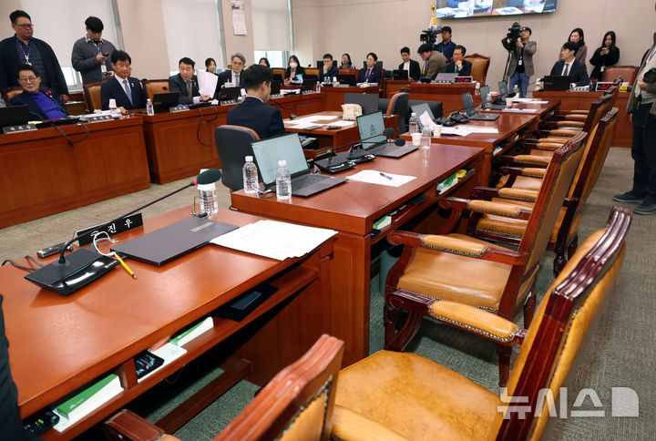 [서울=뉴시스] 고승민 기자 = 26일 서울 여의도 국회에서 열린 법제사법위원회 전체회의에서 정청래 법사위원장 명태균 특검법을 상정하고 있다. 국민의힘 의원들은 의사진행 등에 반발해 퇴장했다. 2025.02.26. kkssmm99@newsis.com