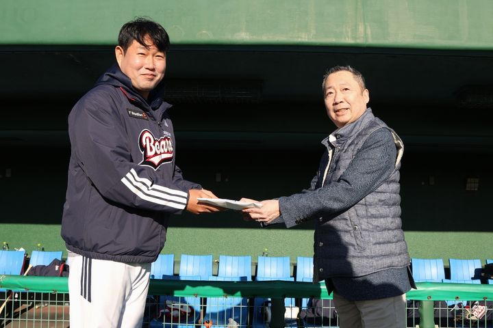 [서울=뉴시스] 황준선 기자 = 두산베어스의 구단주인 박정원 두산그룹 회장이 26일 두산베어스의 전지훈련지인 일본 미야자키 선마린 스타디움을 방문해 주장 양의지에게 격려금을 전달하고 있다. (사진=두산베어스 제공) 2025.02.26. photo@newsis.com *재판매 및 DB 금지