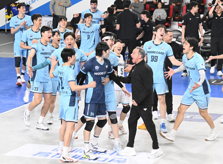 [서울=뉴시스] 황준선 기자 = 26일 충남 천안유관순체육관에서 열린 24-25시즌 도드람 V-리그 남자부 현대캐피탈과 우리카드의 경기, 세트스코어 3-2로 승리한 우리카드 선수들이 기뻐하고 있다. (사진=한국배구연맹 제공) 2025.02.26. photo@newsis.com *재판매 및 DB 금지