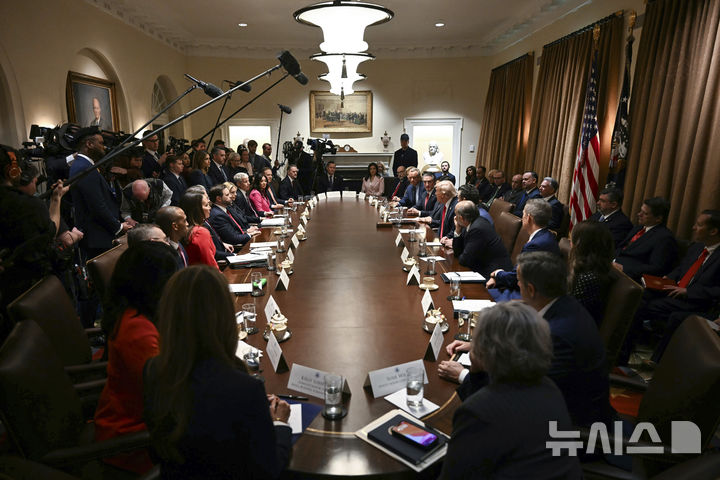 [워싱턴=AP/뉴시스] 도널드 트럼프 미국 대통령이 26일(현지 시간) 미 워싱턴 백악관에서 열린 트럼프 행정부 첫 국무회의에서 발언하고 있다. 2025.02.27.