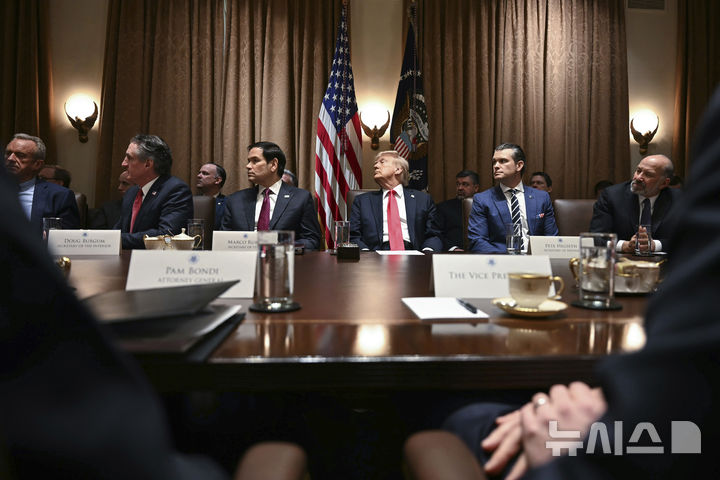 [워싱턴=AP/뉴시스] 도널드 트럼프(가운데) 미국 대통령이 26일(현지 시간) 미 워싱턴 백악관에서 열린 트럼프 행정부 첫 국무회의에 참석해 있다. 2025.02.27.