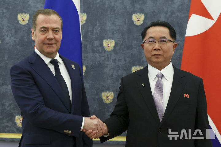 [모스크바=AP/뉴시스] 드미트리 메드베데프(왼쪽) 러시아 국가안보회의 부의장이 2월 26일 러시아 모스크바 외곽 고르키 국영 관저에서 리히용 북한 조선노동당 중앙위원회 비서와 회담 전 악수하고 있다. 2025.07.17.