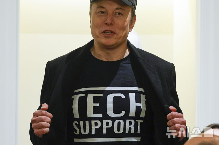 [워싱턴=AP/뉴시스] 일론 머스크 정부효율부(DOGE) 수장 겸 테슬라 CEO가 26일(현지 시간) 미 워싱턴 백악관에서 열린 트럼프 행정부 첫 국무회의에서 발언하고 있다. 2025.02.27.