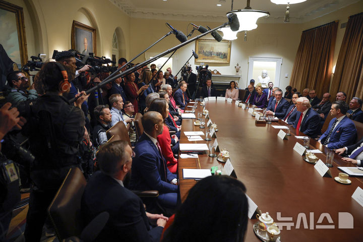 [워싱턴=AP/뉴시스] 도널드 트럼프 미국 대통령이 26일(현지 시간) 미 워싱턴 백악관에서 열린 트럼프 행정부 첫 국무회의에서 발언하고 있다. 2025.02.27.