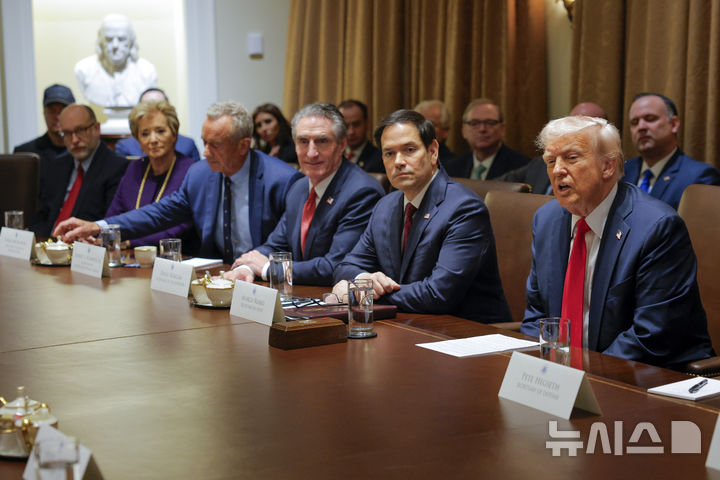 [워싱턴=AP/뉴시스] 도널드 트럼프 미국 대통령이 26일(현지 시간) 미 워싱턴 백악관에서 열린 트럼프 행정부 첫 국무회의에서 발언하고 있다. 2025.02.27.