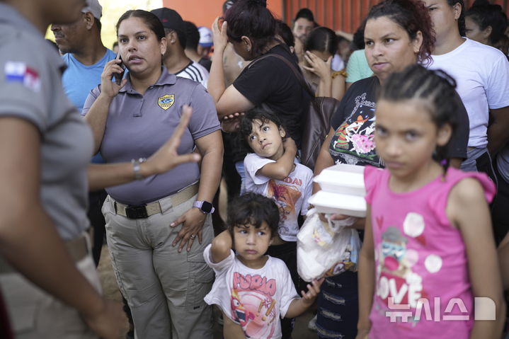 [팔렌케=AP/뉴시스] 파나마 팔렌케의 한 보호소에서 2월 26일 미국행 이주민들이 파나마 이민 당국 관계자들로부터 음식을 받기 위해 줄을 서고 있다. 도널드 트럼프 미국 대통령의 반이민 정책 강화로 미국행을 포기하고 멕시코 남부에서 되돌아온 이들은 결국 본국으로 귀국했다. 2025.08.06.
