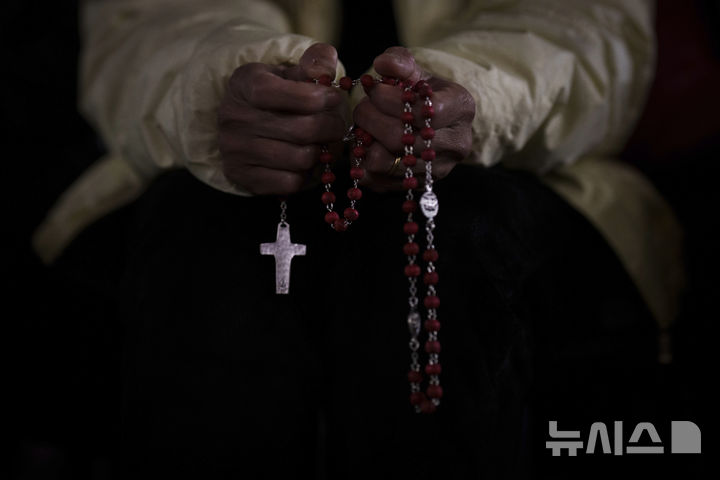 [바티칸시국=AP/뉴시스] 프란치스코 교황이 3일(현지 시간) 호흡 곤란을 다시 겪으며 인공호흡기를 착용했다. 사진은 지난 26일 바티칸시국 성 베드로 광장에서 한 신자가 프란치스코 교황의 건강을 기원하는 야간 묵주 기도회에 참석해 기도하는 모습. 2025.03.04