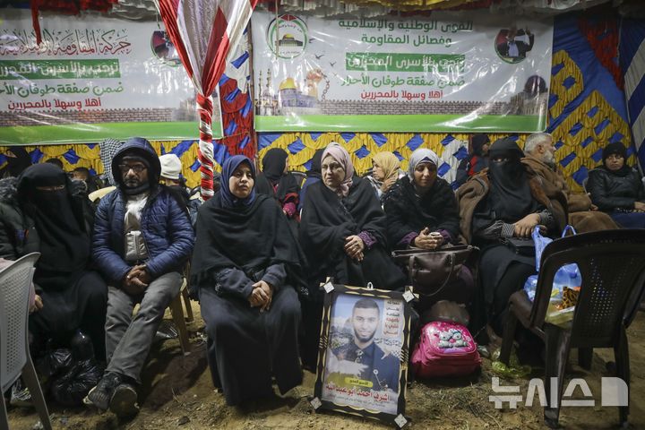 [칸유니스=AP/뉴시스] 26일 자정 무렵(현지 시간) 가자지구 남부 칸유니스에서 이스라엘로부터 석방될 팔레스타인 수감자들의 가족과 친구들이 모닥불 주변에 모여 그들의 도착을 기다리고 있다. 팔레스타인 무장정파 하마스가 이스라엘 인질 시신 4구를 이스라엘에 인도 하면서 이스라엘은 수감자 600여 명을 풀어주기시작 했다. 2025.02.27.