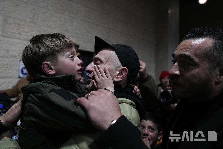 [라말라=AP/뉴시스] 이스라엘 교도소에서 석방된 팔레스타인 수감자가 27일(현지 시간) 요르단강 서안지구 라말라에 도착해 가족과 재회하고 있다. 팔레스타인 무장 정파 하마스가 이스라엘 인질 시신 4구를 이스라엘에 인도하면서 이스라엘도 수감자 600여 명을 석방했다. 2025.02.27.