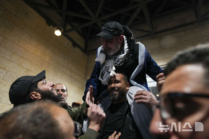 [라말라=AP/뉴시스] 이스라엘 교도소에서 석방된 팔레스타인 수감자가 27일(현지 시간) 요르단강 서안지구 라말라에 도착해 환영받고 있다. 팔레스타인 무장 정파 하마스가 이스라엘 인질 시신 4구를 이스라엘에 인도하면서 이스라엘은 수감자 600여 명을 석방했다. 2025.02.27.