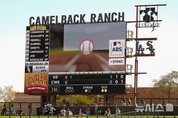 [피닉스=AP/뉴시스] 지난 2월27일 시카고 화이트삭스와 샌디에이고 파드리스의 메이저리그 시범경기에서 시범 운영된 자동투구판정시스템. 2025.02.27.