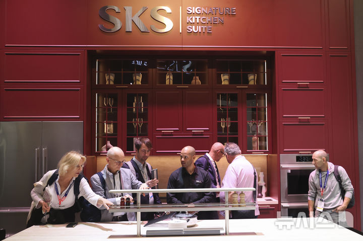 [라스베이거스=AP/뉴시스] LG전자가 26일(현지 시간) 미 네바다주 라스베이거스에서 열리고 있는 2025 북미 주방·욕실전시회(KBIS)에서 초프리미엄 빌트인 가전 브랜드 'SKS'와 고효율 프리미엄 가전을 선보이고 있다. KBIS는 올해로 61년째를 맞는 북미 지역 최대 규모 주방·욕실 전시회다. 2025.02.27.