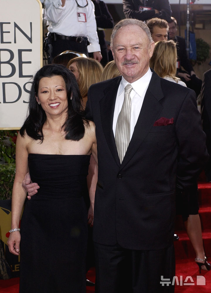 [AP/뉴시스] 2003년 사진으로 진 해크먼이 부인 벳시 아라카와와 함께 글덴 글로브상 시상식장에 도착해 포즈를 취하고 있다&nbsp;&nbsp;&nbsp;&nbsp; 