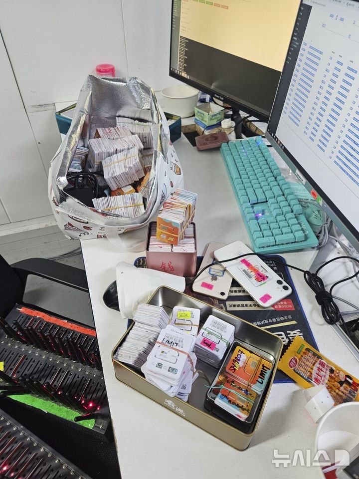 [마닐라=AP/뉴시스] 필리핀 정부가 마닐라 인근 온라인 도박 및 사기 작업장을 급습해 발견한 수십 개의 SIM카드. (출처=필리핀 대통령 조직범죄방지위원회(PAOCC)) 2025.02.26.