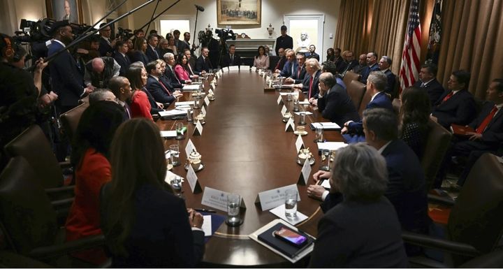 [워싱턴=AP/뉴시스] 도널드 트럼프 미국 대통령이 26일 워싱턴 백악관에서 취임 이후 첫 내각회의를 갖고 있다.2025.02.27. *재판매 및 DB 금지