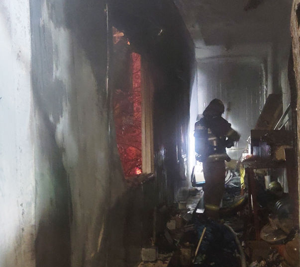 [완도=뉴시스] 27일 오전 0시39분께 전남 완도군 완도읍 한 4층짜리 모텔에서 불이 나 44분 만에 꺼졌다. (사진 = 완도소방서 제공) 2025.02.27. photo@newsis.com *재판매 및 DB 금지