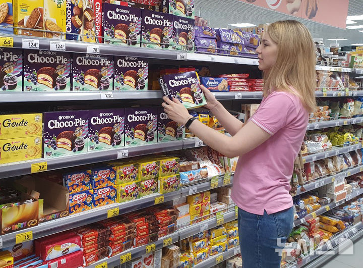 [서울=뉴시스] 러시아의 한 매장에 진열된 오리온의 초코파이情(정). (사진= 오리온 제공) 2025.02.27. photo@newsis.com