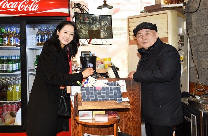 [부산=뉴시스] 26일 부산 사상구 가로공원 맛집 골목을 방문한 천일여객그룹 박보현(왼쪽) 사장이 부산형 착한결제 캠페인에 참여하고 있다. (사진=부산시 제공) 2025.02.27. photo@newsis.com *재판매 및 DB 금지